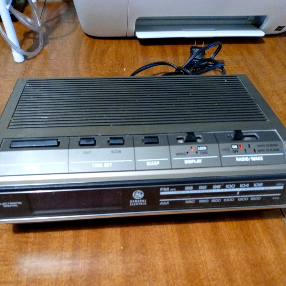 GE alarm clock with AM FM radio on it this is truly a retro radio